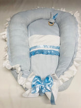 Afbeelding in Gallery-weergave laden, Babynestje "Monza" Softie Blauw Wit