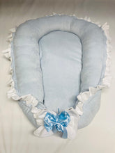 Afbeelding in Gallery-weergave laden, Babynestje "Monza" Softie Blauw Wit