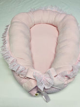 Afbeelding in Gallery-weergave laden, Babynestje "Monza" Roze Kant